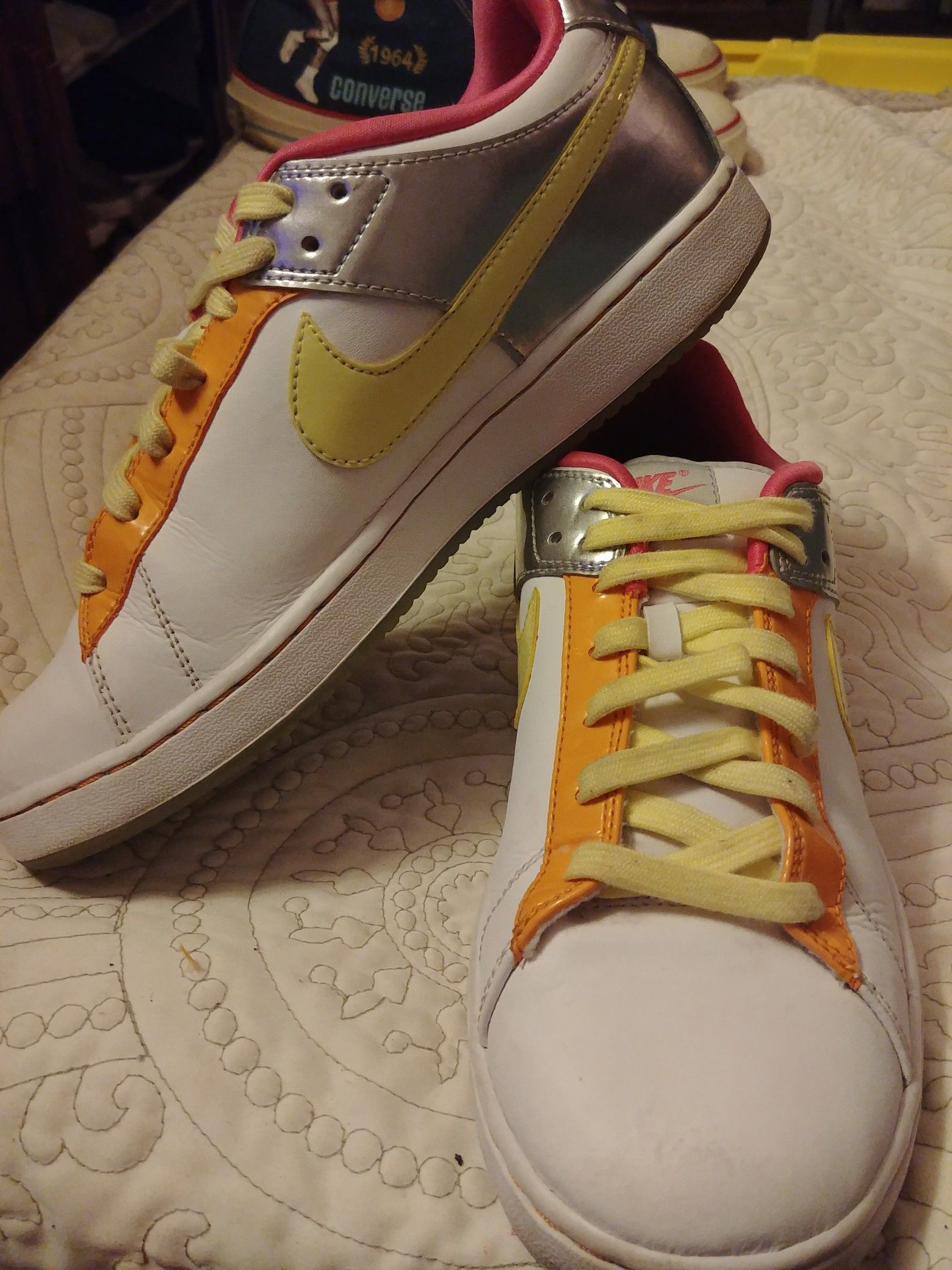 Nike Retro Rare Girls sz7 Multi Colored Sneaker