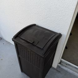 Suncast 33 Gallon Commercial Outdoor Trashcan