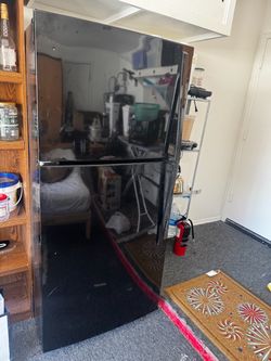 Whirlpool Refrigerator Like NEW Works Great Plugged In & Ready to Test