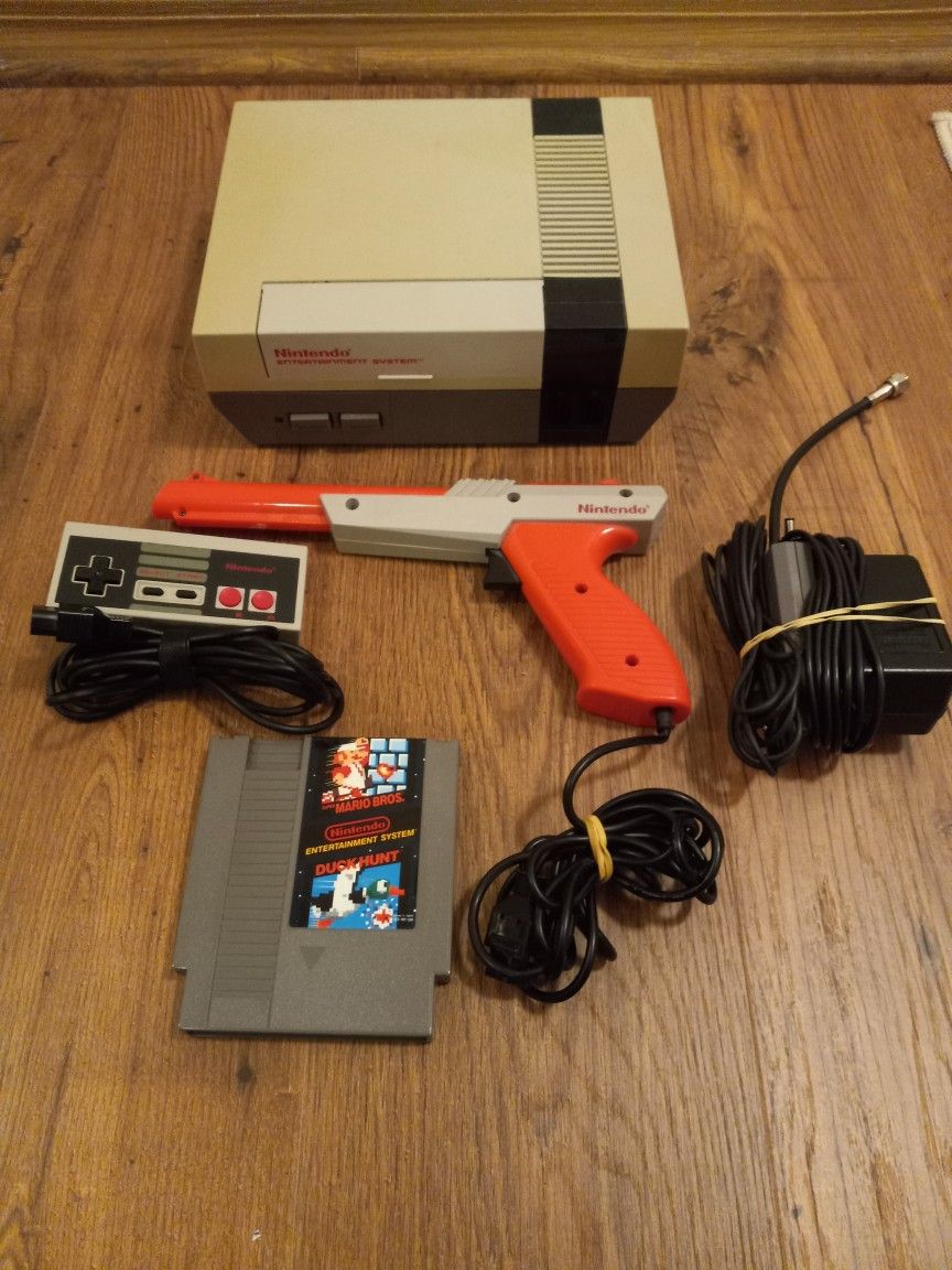 Original Nintendo NES With Zapper And Duck Hunt/Super Mario Bros