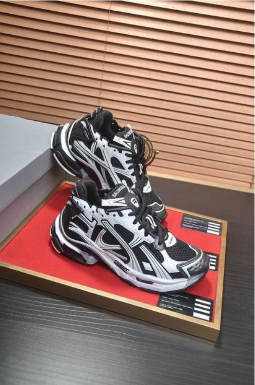 Balenciaga Runner Sneaker Worn Out - White Black