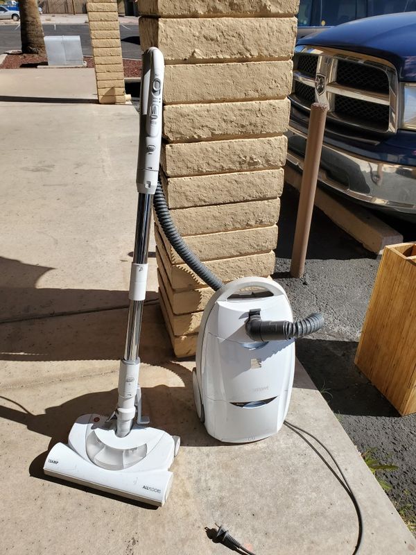 Kenmore 12 amp Hepa filter canister vacuum cleaner for Sale in Mesa, AZ