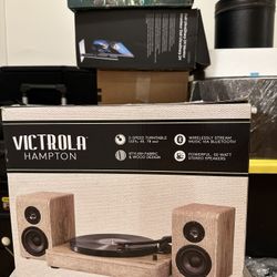 VICTROLA BEACH WOVEN RECORD PLAYER