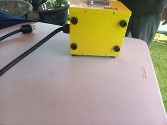 Power distribution box