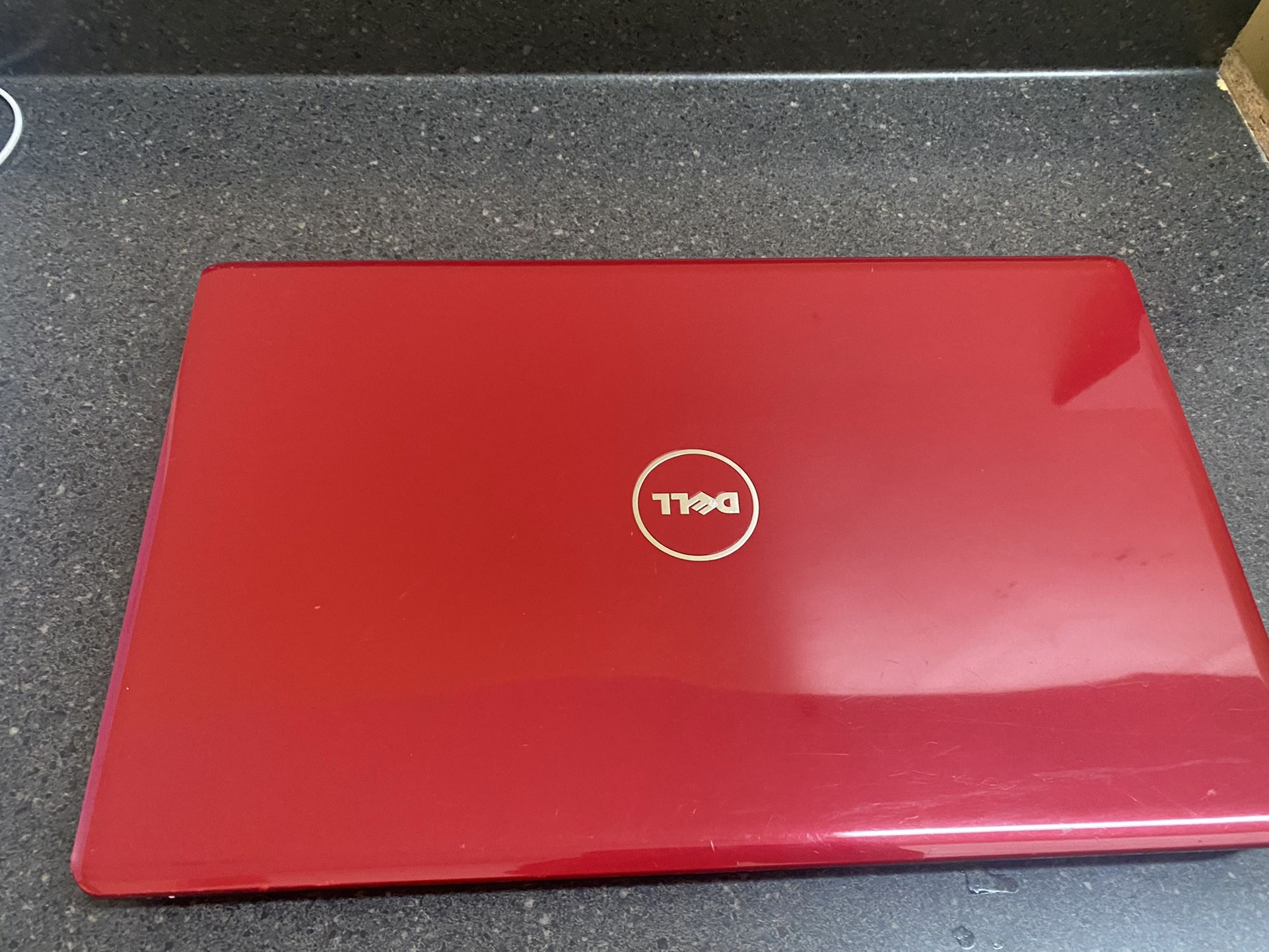 Dell latop, Intel Core i3, 8gb Ram, 320gb HDD, Windows 10 Pro, Webcam, CD/DVD AC Adapter, good battery. The laptop is in fair condition works good, it