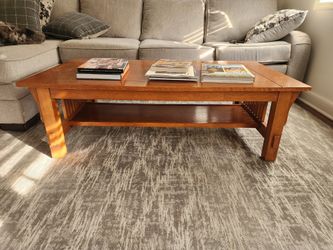 Beautiful solid oak coffee table in a classic Mission/Arts & Crafts style.