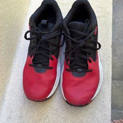 Men’s 9 Under Armour Basketball Sneakers