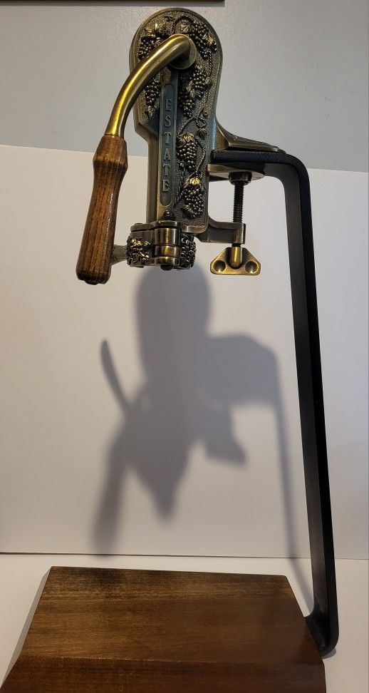 🍇🥂 Beautiful- Estate Wine Bottle Opener. 