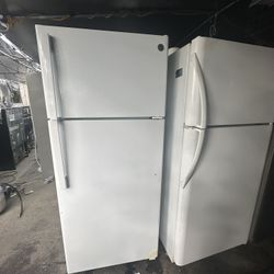 White GE Top Freezer Apt Size Fridge We Deliver And Install👨🏻‍🔧🚚