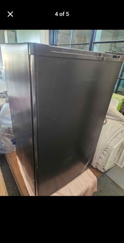 Mini Refrigerator Hisense 💯 functional like new condition