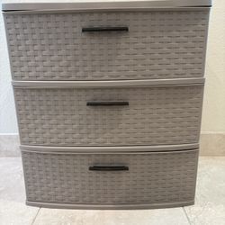 Sterlite Storage drawers. 3 drawers with plastic basket weave in like new condition.