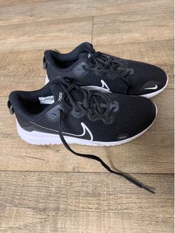 Athletic nike shoes size 8W
