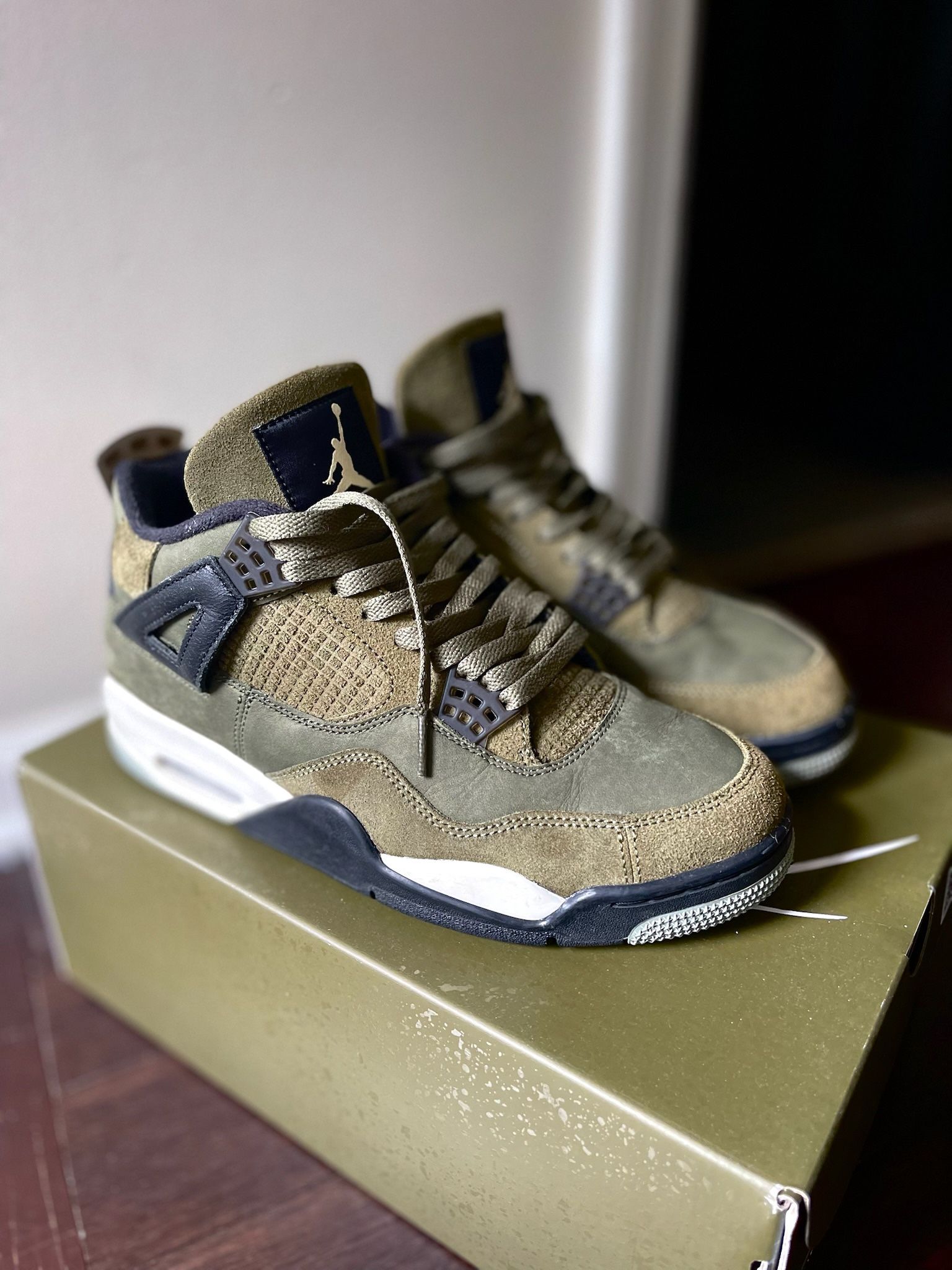 Size 10 JORDAN 4s Olive Green (Original)