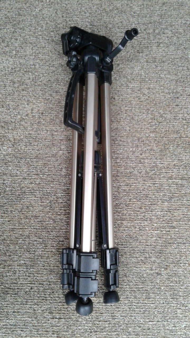 VIVITAR VPT1200 TRIPOD W/ QUICK RELEASE PLATE for Sale in Mint Hill