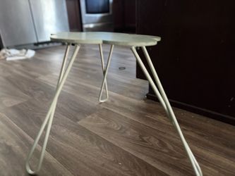 Round Metal Side Table with Hairpin Legs