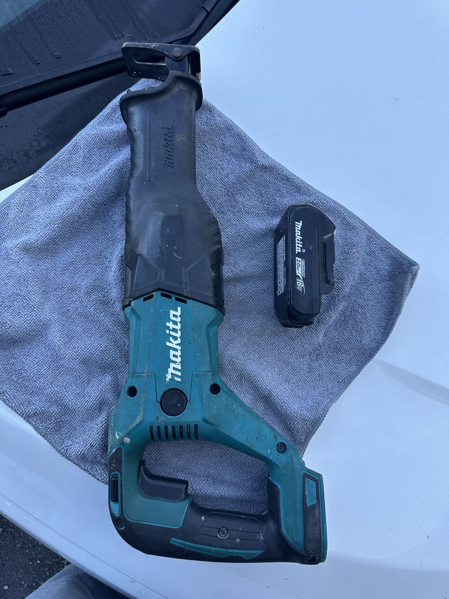 Makita XRJ04 Cordless Compact Reciprocating Saw 18V Li-Ion Battery