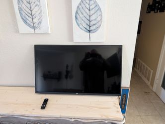 Roku 40" flat screen TV with remote