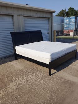 King 👑 size bed frame solid wood