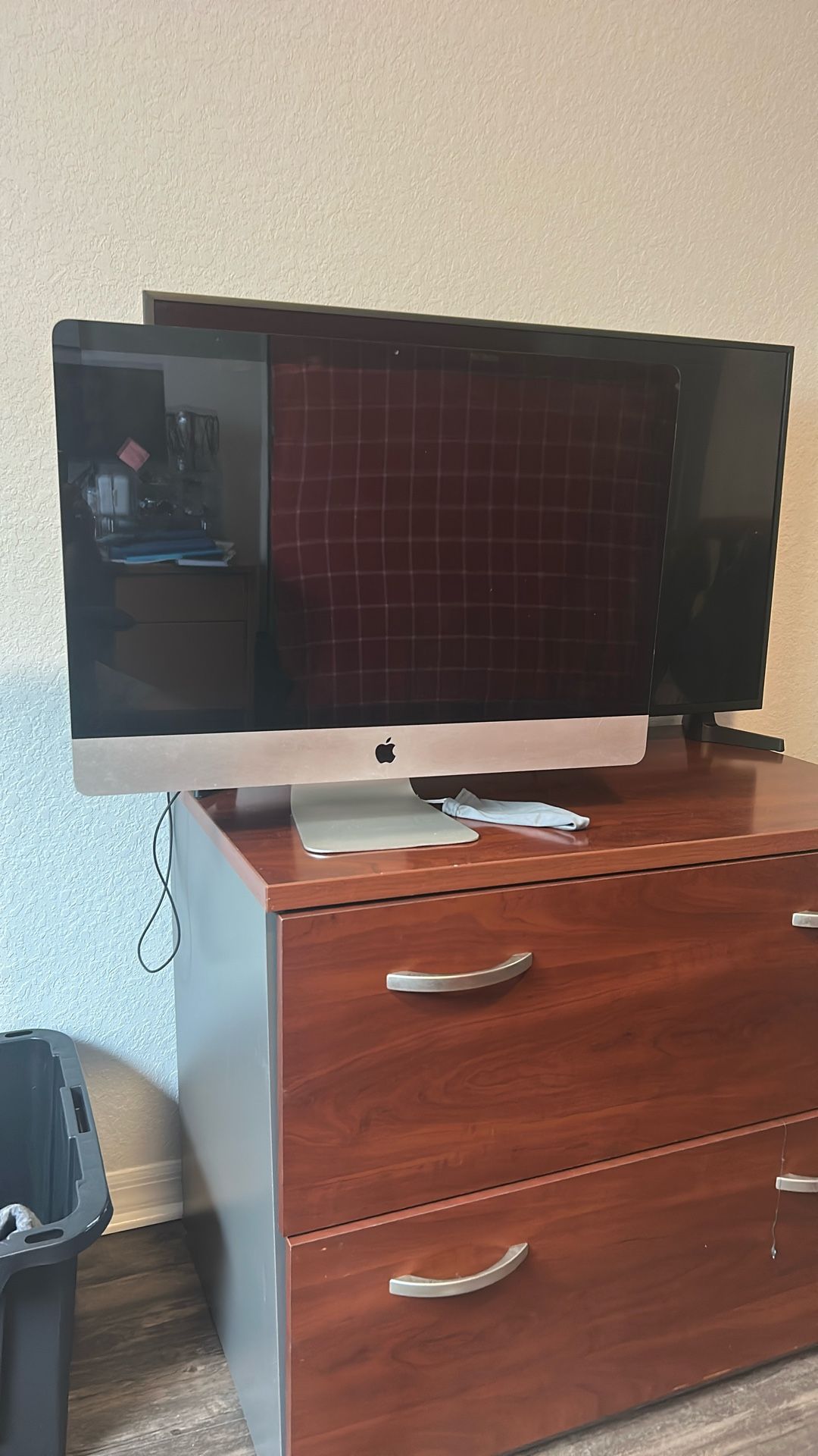 2011 27” Mac. All Original Hardware And Software So Needs To Be Updated.