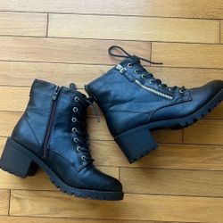 NWOT Women’s Lace Up Black Combat Block Heel Boots size 8.5 
