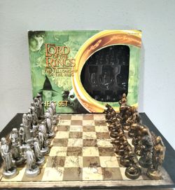 CHESS SET THE LORD OF THE RINGS