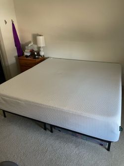 King Zinus memory foam mattress with base