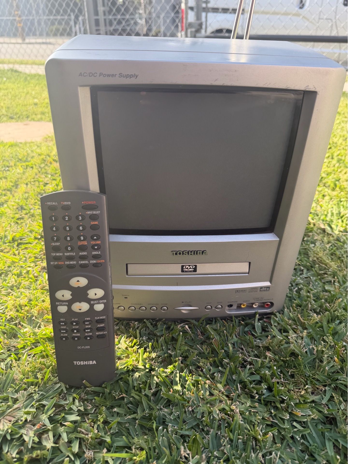Toshiba 9" TV/DVD Combo MD9DM3 Retro CRT Gaming 2002 with Remote