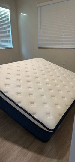 Queen Size Pillow Top Mattress