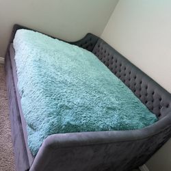 Full Size/ Twin Trundle Bed