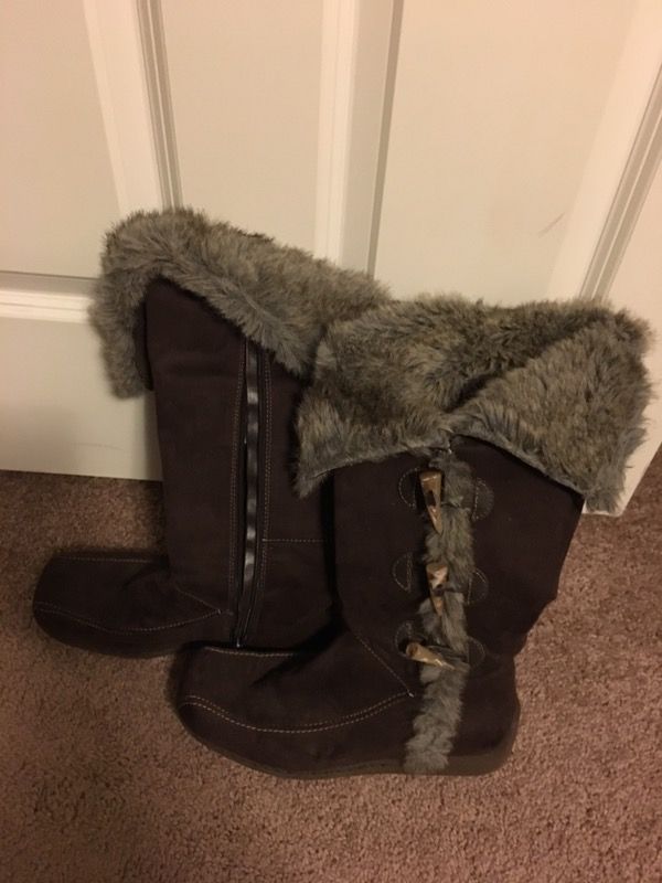 Brown snow boots Size 9