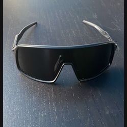 Oakley Wrap Sunglasses – Black Lenses