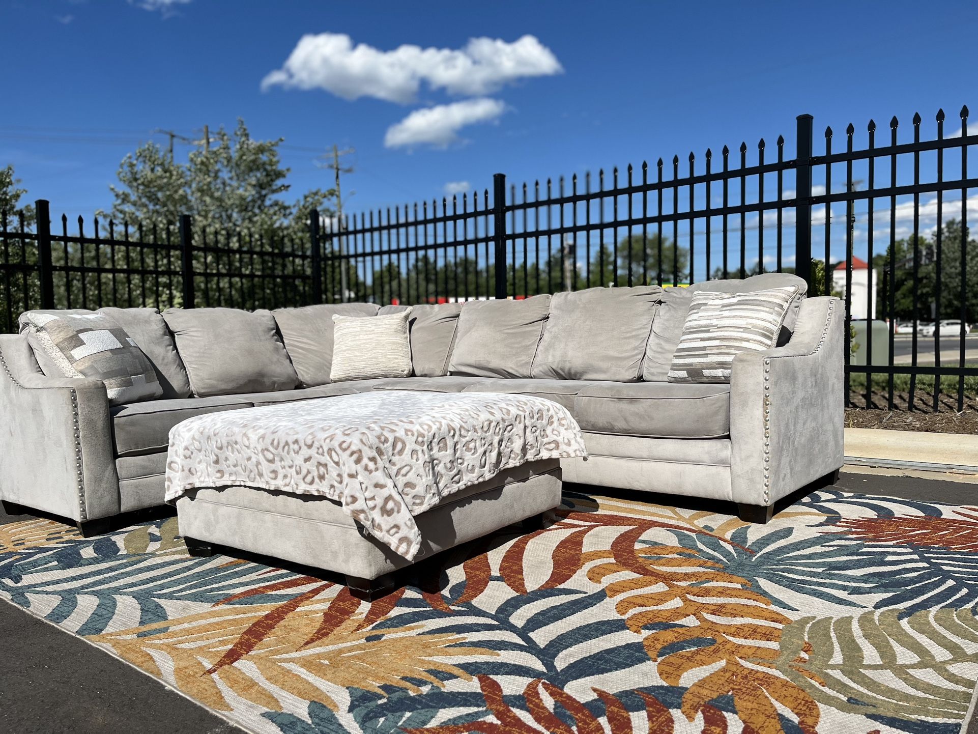 💠 Beautiful Beaded Sectional With Matching Ottoman