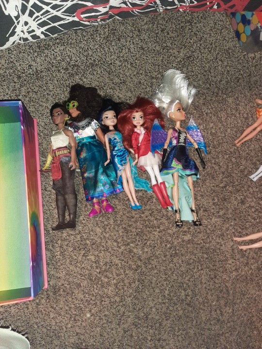 5 BEAUTIFUL DOLLS