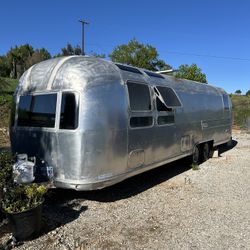 1976 Airstream Land yacht