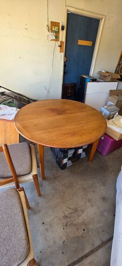 Round Table and chairs - Free