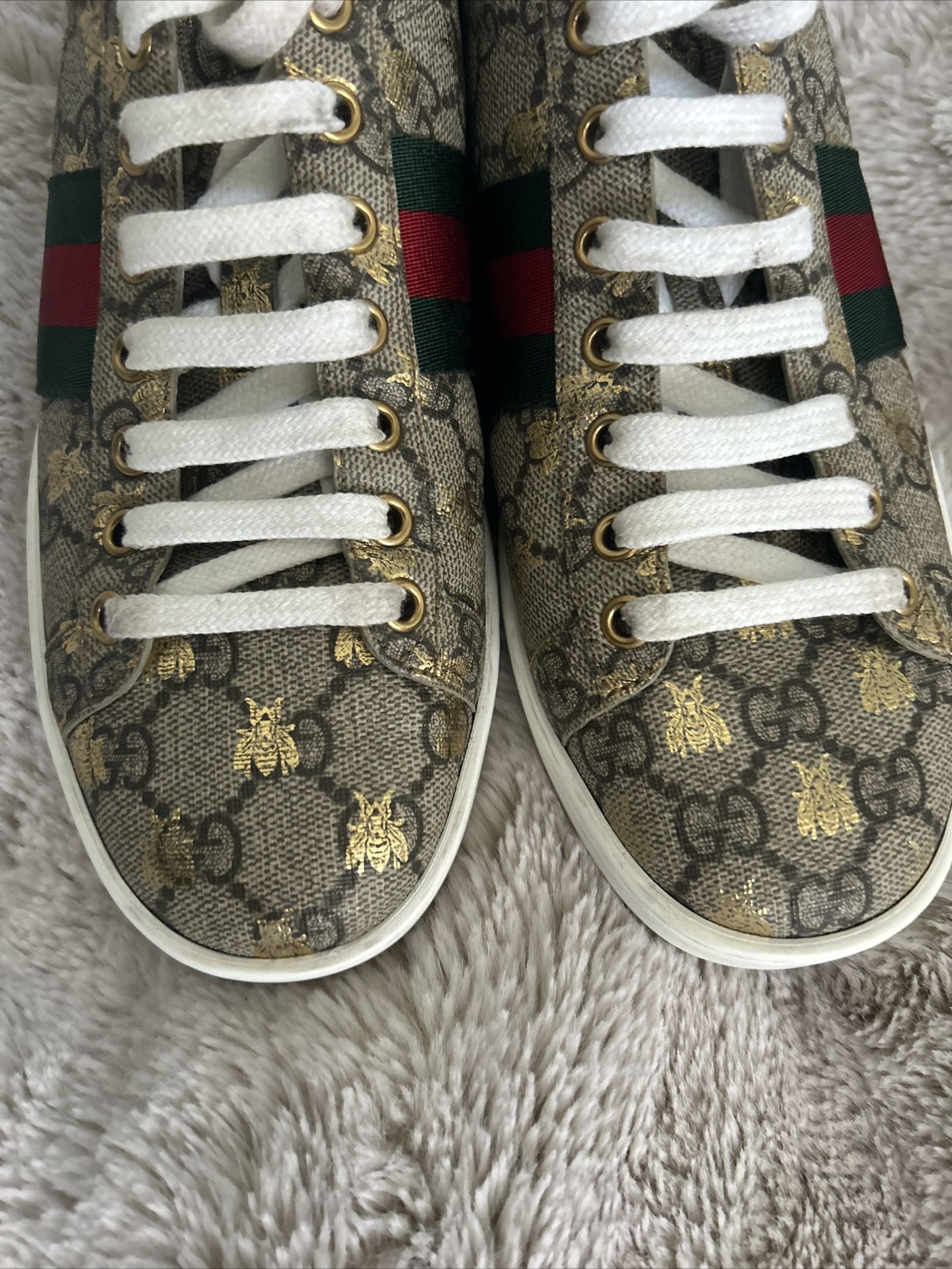 Authentic Gucci WOMEN'S ACE GG SUPREME SNEAKER WITH BEES Sz. 37-1/2. 550051
