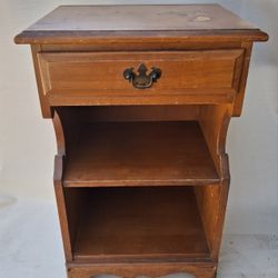 MAPLE NIGHTSTAND/LAMP TABLE