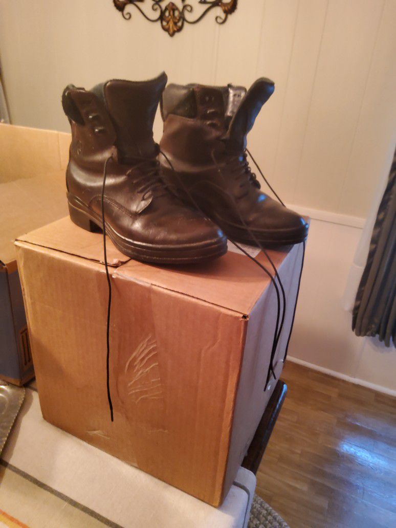 WOMENS BOOTS SIZE 7