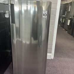  LG 5.79-cu ft Mini Fridge with Freezer ( Platinum Silver) ENERGY STAR