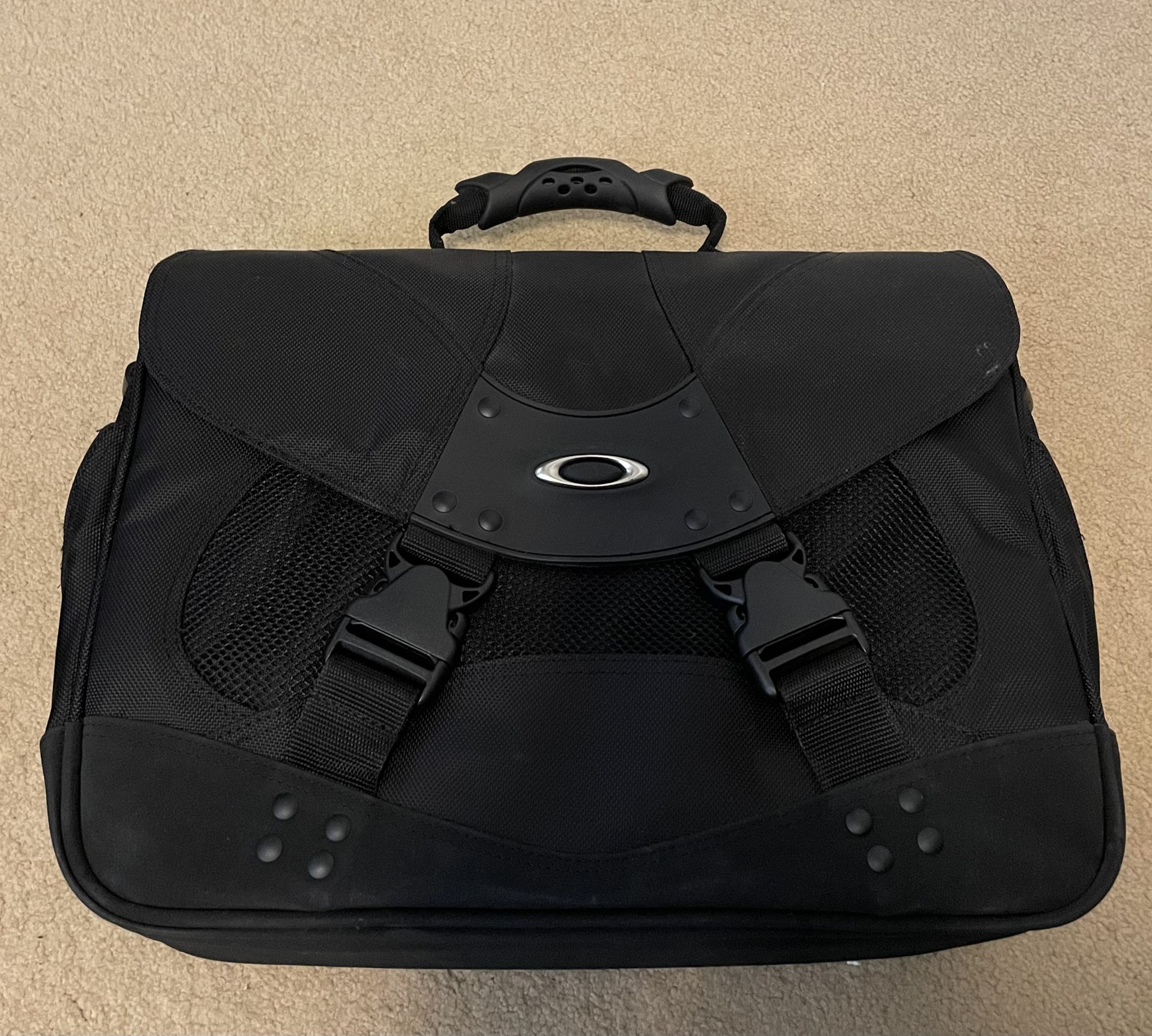 Genuine Oakley computer bag for Sale in Chula Vista, CA - OfferUp