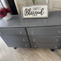 ✨✨BEAUTIFUL GRAY LONG AND SHORTER 6 DRAWER DRESSER✨✨