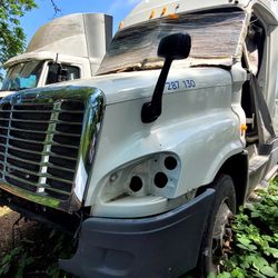 Freightliner Cascadia Semi Truck Parts