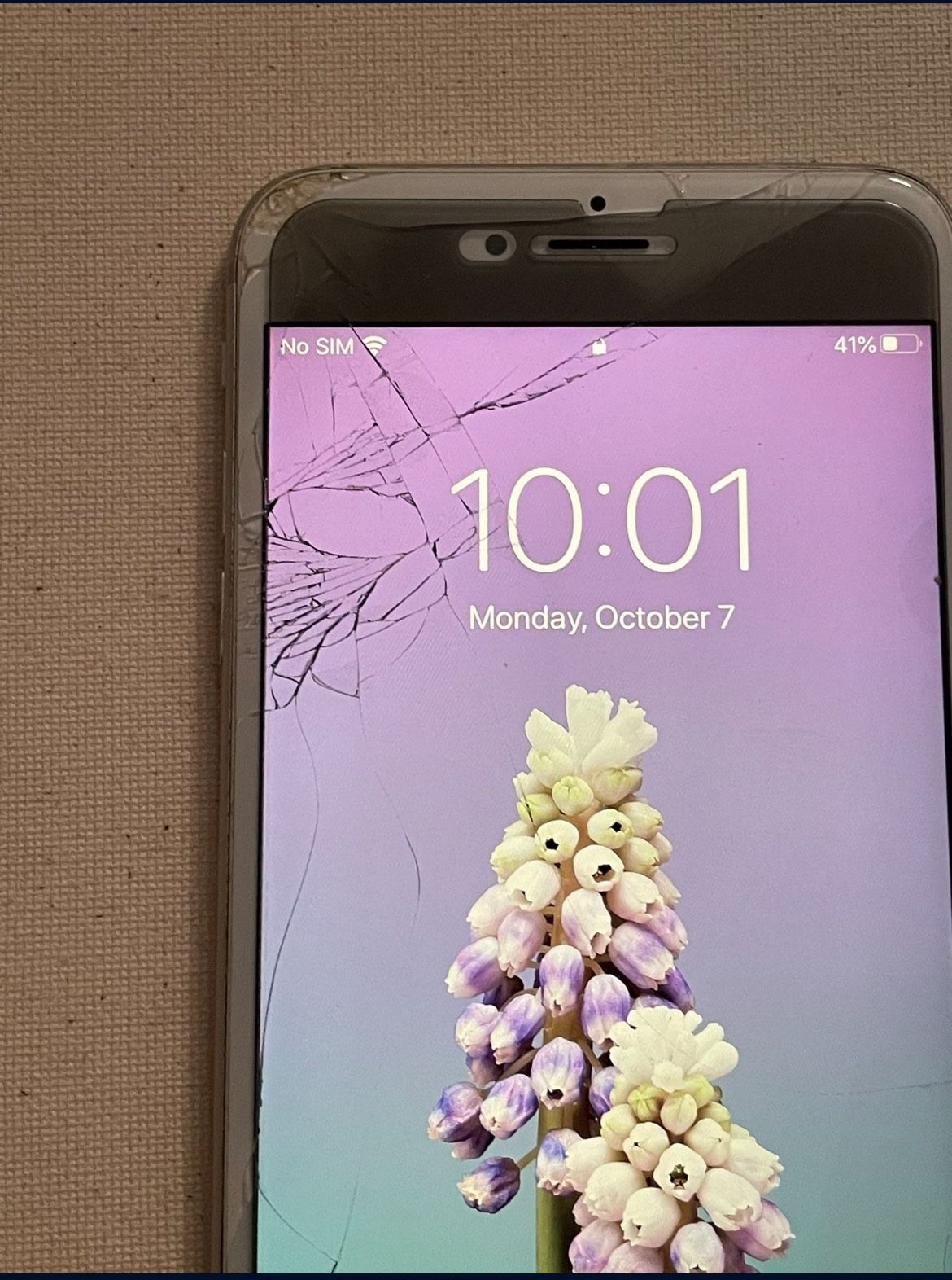 iPhone 6s plus 64gb - Silver - Unlocked - Cracked Screen
