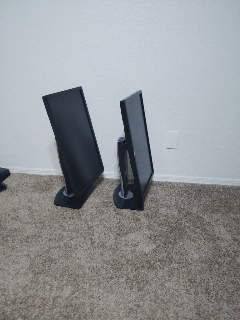 2 Dell Monitor Good Condition Make Me Offer