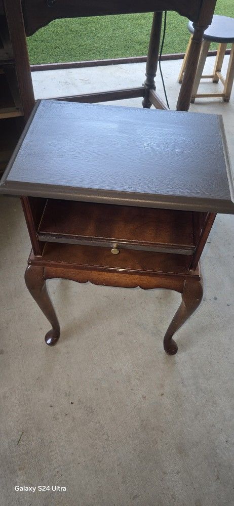 En Table 26"tall 16"W ×12"depth. $25