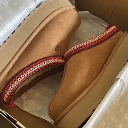 Size 9 TASMAN “Tazz” Ugg slippers 