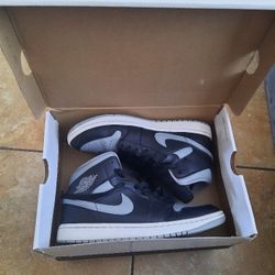 Air Jordan 1 MID Women Size 9