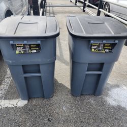 BRUTE 50 Gal. Grey Rollout Plastic Indoor or Outdoor Trash Can with Lid 