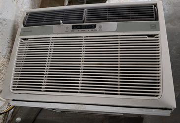 22,000 BTU AIR CONDITIONER WORKS GREAT USED 2 SEASONS