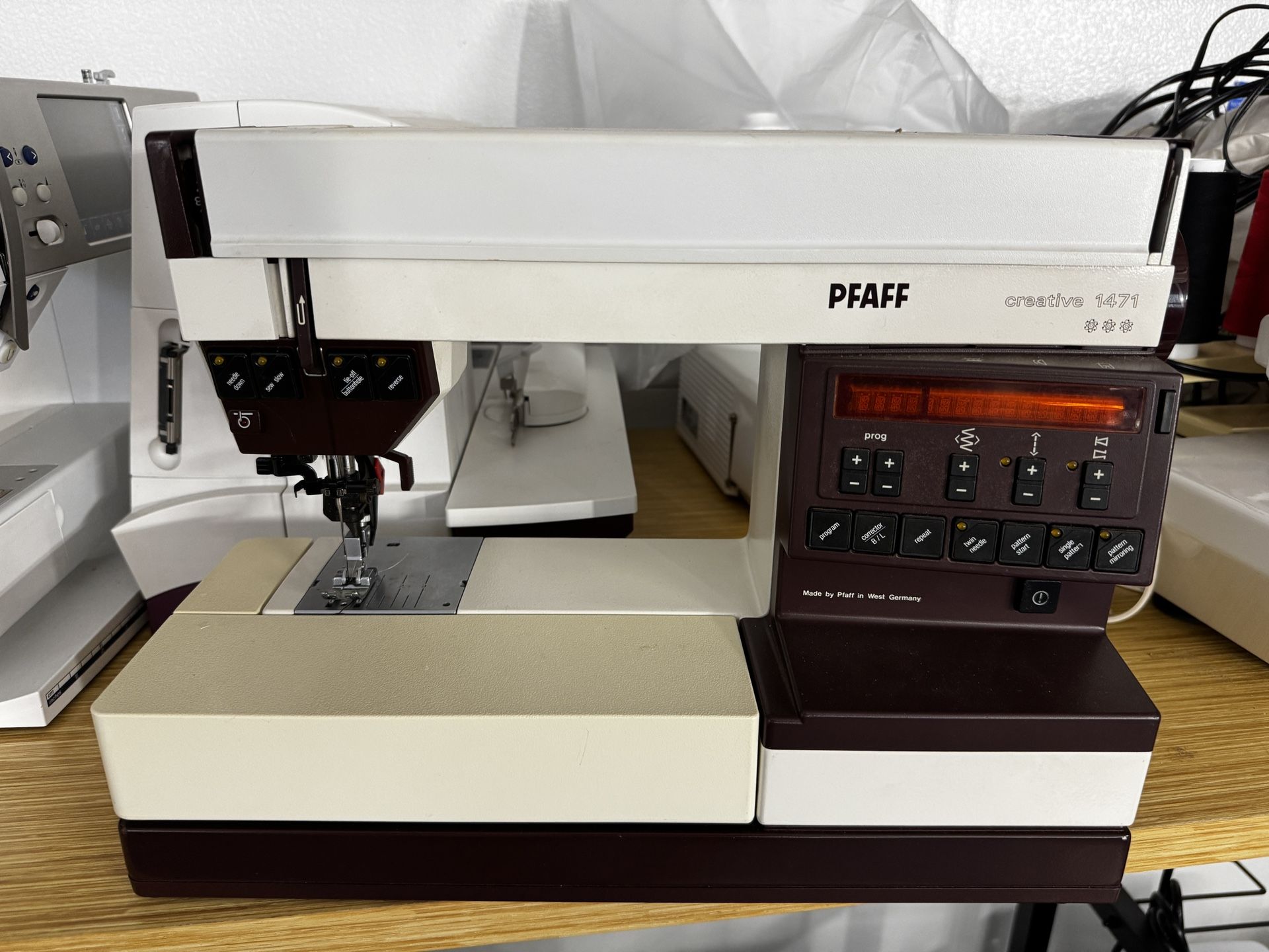 Pfaff 1471 Excellent Condition, Foot Pedal